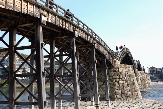 錦帯橋の構造・世界的にも珍しい木造アーチ橋・その技術と特徴を解説
