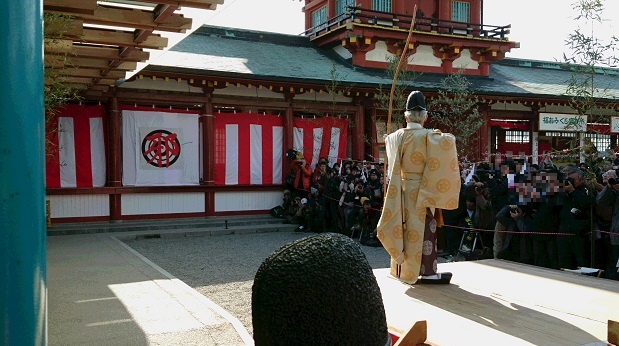 防府天満宮弓始式・新成人が社殿を清める年始めの神事