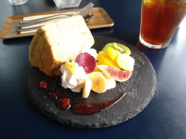 AIMA(藍間)【防府市のカフェ】果物たっぷりスイーツ堪能・藍染体験、宿泊もできるスポット