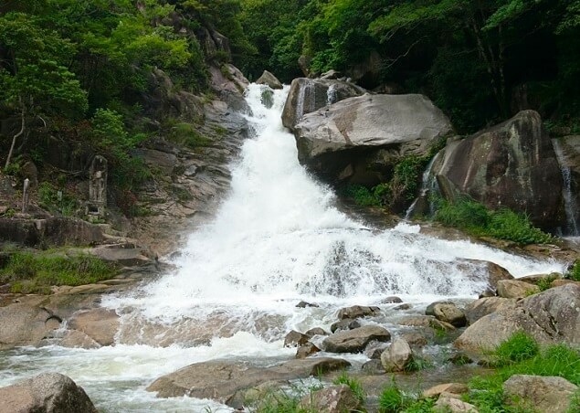 鳴滝【山口市】中原中也の詩碑や水遊びスポットがある名勝・気軽に行ける癒しの滝