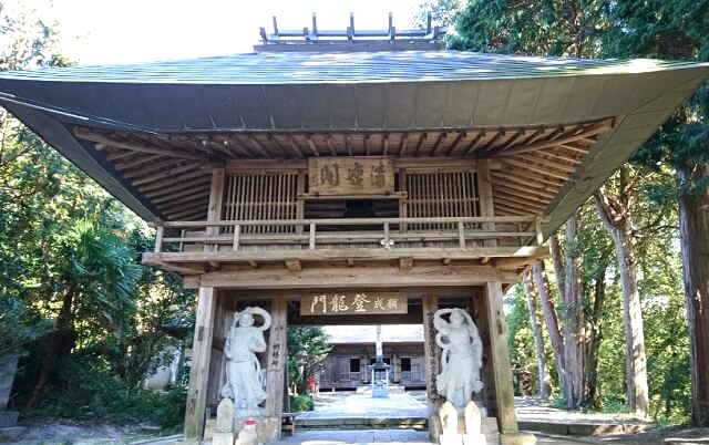 月輪寺薬師堂山門