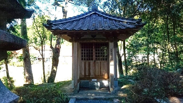 月輪寺薬師堂境内の子安観音