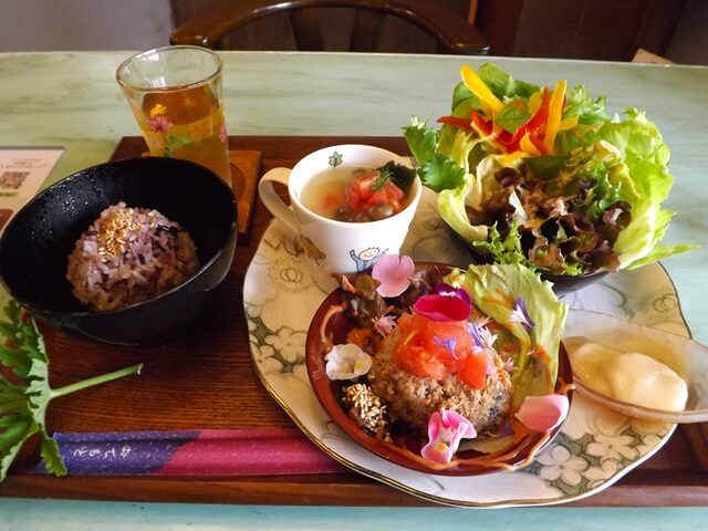 れんげハウス【防府市】エディブルフラワーとハーブを楽しめる自然派カフェ