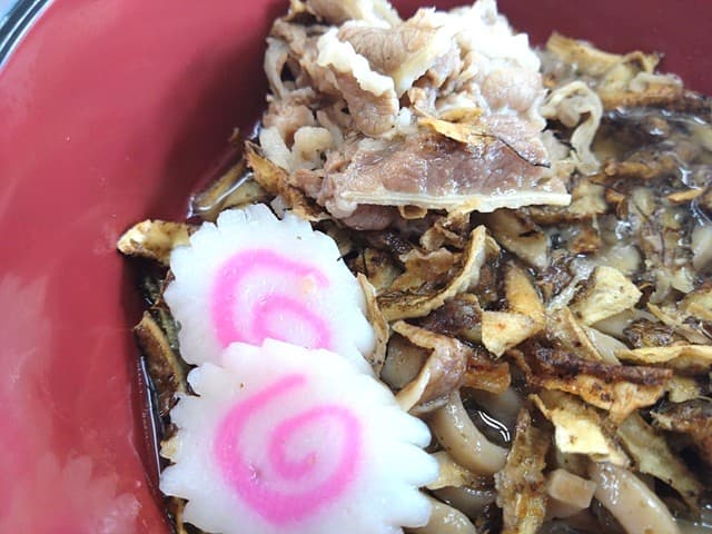 ごぼう麺のトッピングなるとと牛肉