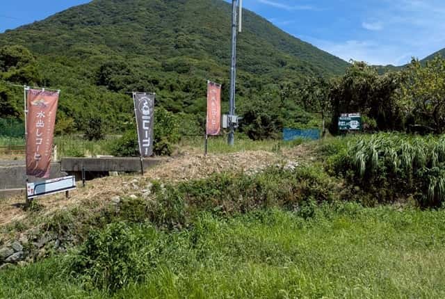 古民家カフェ「木と風」付近の案内の幟