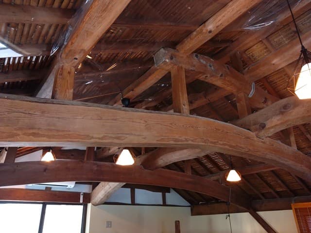 古民家カフェ「木と風」2階天井の立派な梁の様子