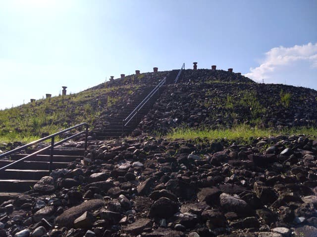 柳井茶臼山古墳、斜面に整備された階段